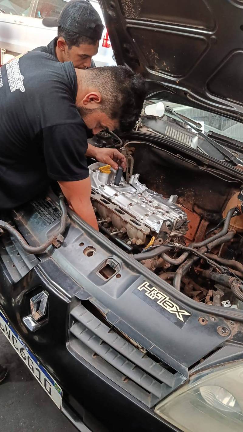 Equipe da Down Car trabalhando em motor