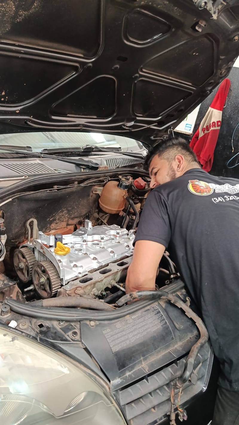 Mecânico da Down Car revisando motor
