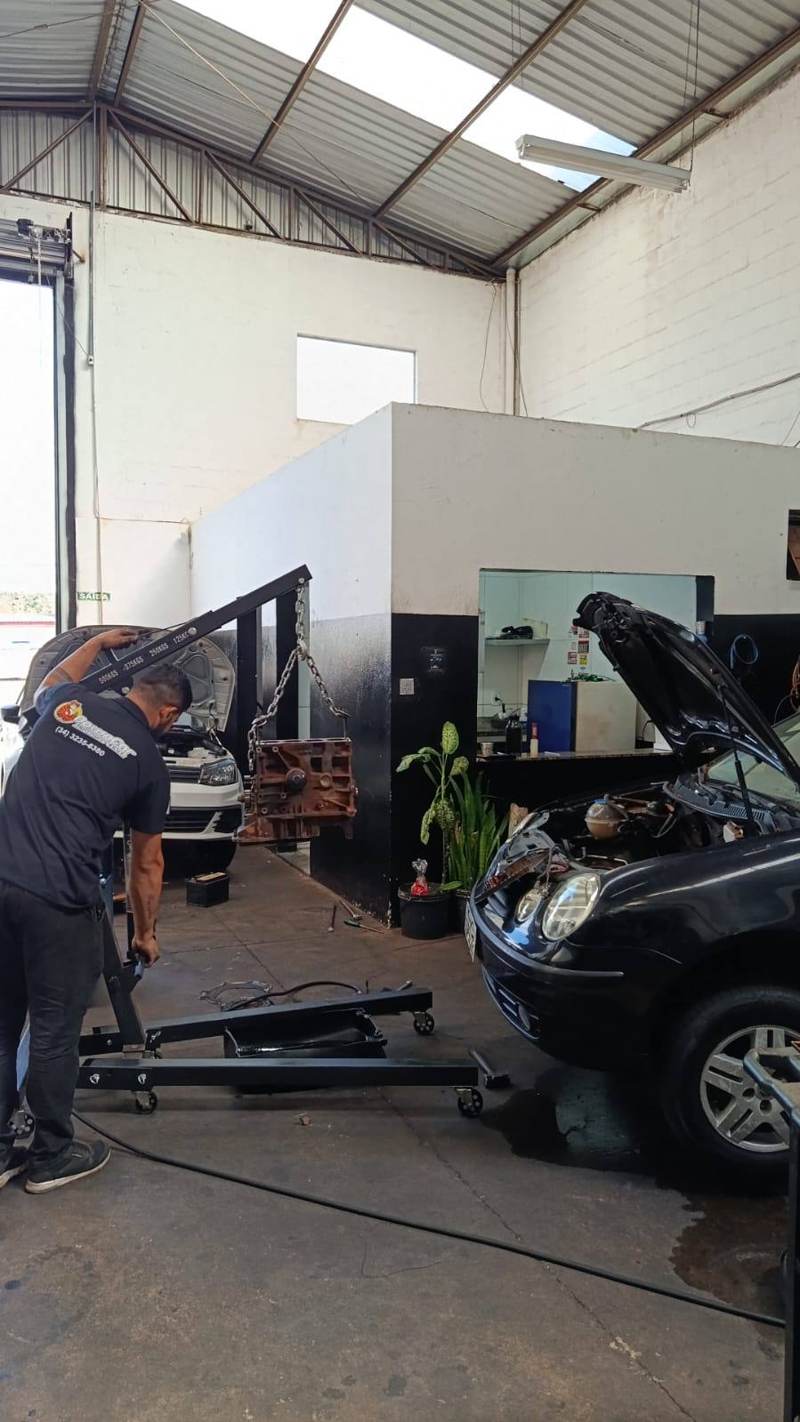 Mecânico da Down Car removendo motor com guincho